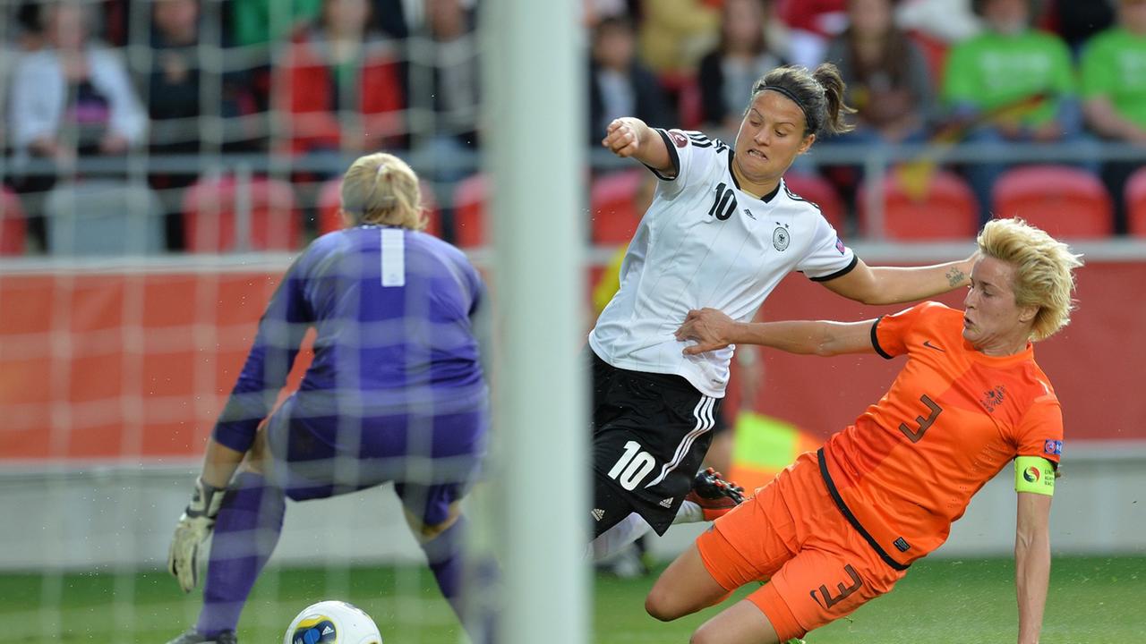 Dzsenifer Marozsan (M) of Germany challenges for the ball with Daphne Koster (r) and Goalkeeper Loes Geurts of Netherlands during the UEFA Women's EURO 2013 Group B soccer match between Germany and the Netherlands at the Växjö Arena in Vaxjo, Sweden, 11 J Dzsenifer Marozsan (M) of Germany challenges for the ball with Daphne Koster (r) and Goalkeeper Loes Geurts of Netherlands during the UEFA Women's EURO 2013 Group B soccer match between Germany and the Netherlands at the Växjö Arena in Vaxjo, Sweden, 11 J