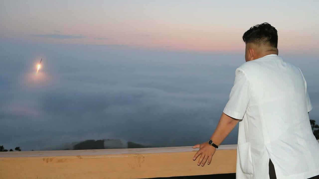 Kim Jong Un beobachtet einen Raketentest