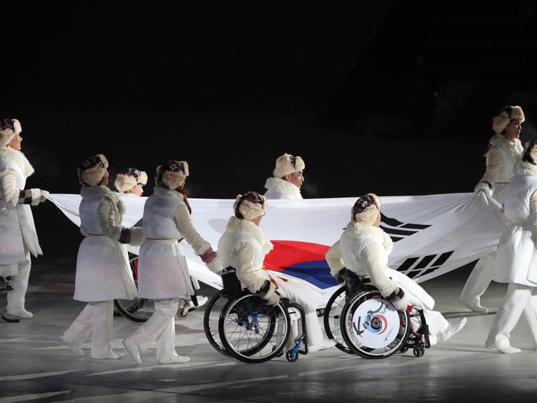In Süd-Korea haben die Olympischen Winter-Spiele für Menschen mit Behinderung angefangen.