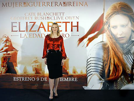 Cate Blanchett vor einem Plakat ihres neuen Films "Elizabeth" in Madrid