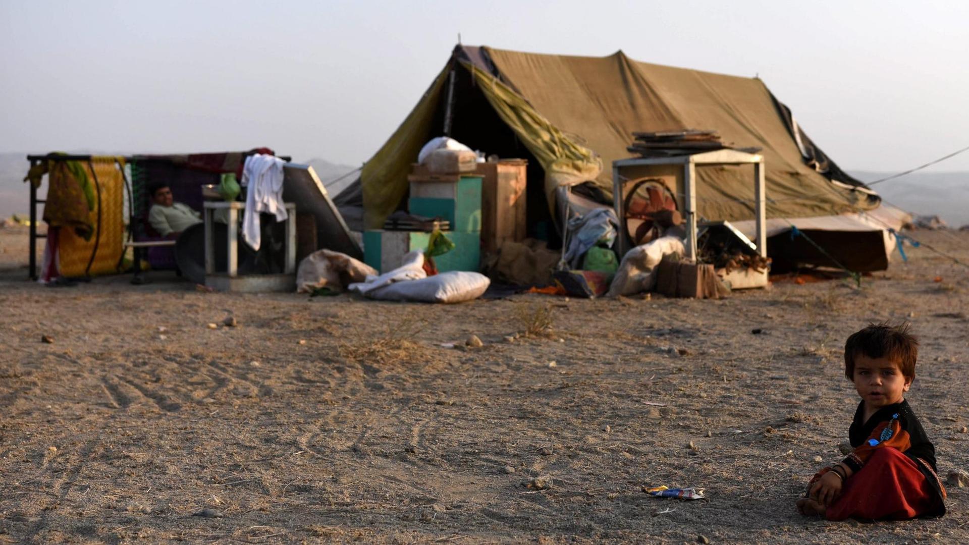 Afghanische Flüchtlinge, die aus Pakistan in ihr Heimatland zurückkehrten, leben in Zelten in der Provinz Langhman in Afghanistan.