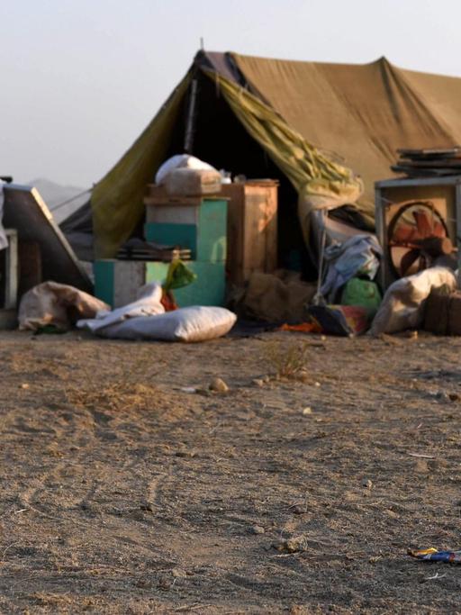 Afghanische Flüchtlinge, die aus Pakistan in ihr Heimatland zurückkehrten, leben in Zelten in der Provinz Langhman in Afghanistan.