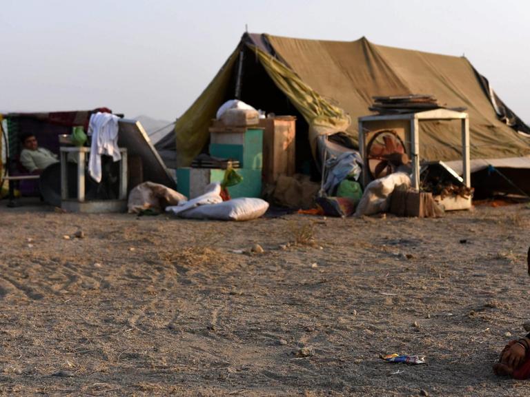 Afghanische Flüchtlinge, die aus Pakistan in ihr Heimatland zurückkehrten, leben in Zelten in der Provinz Langhman in Afghanistan.