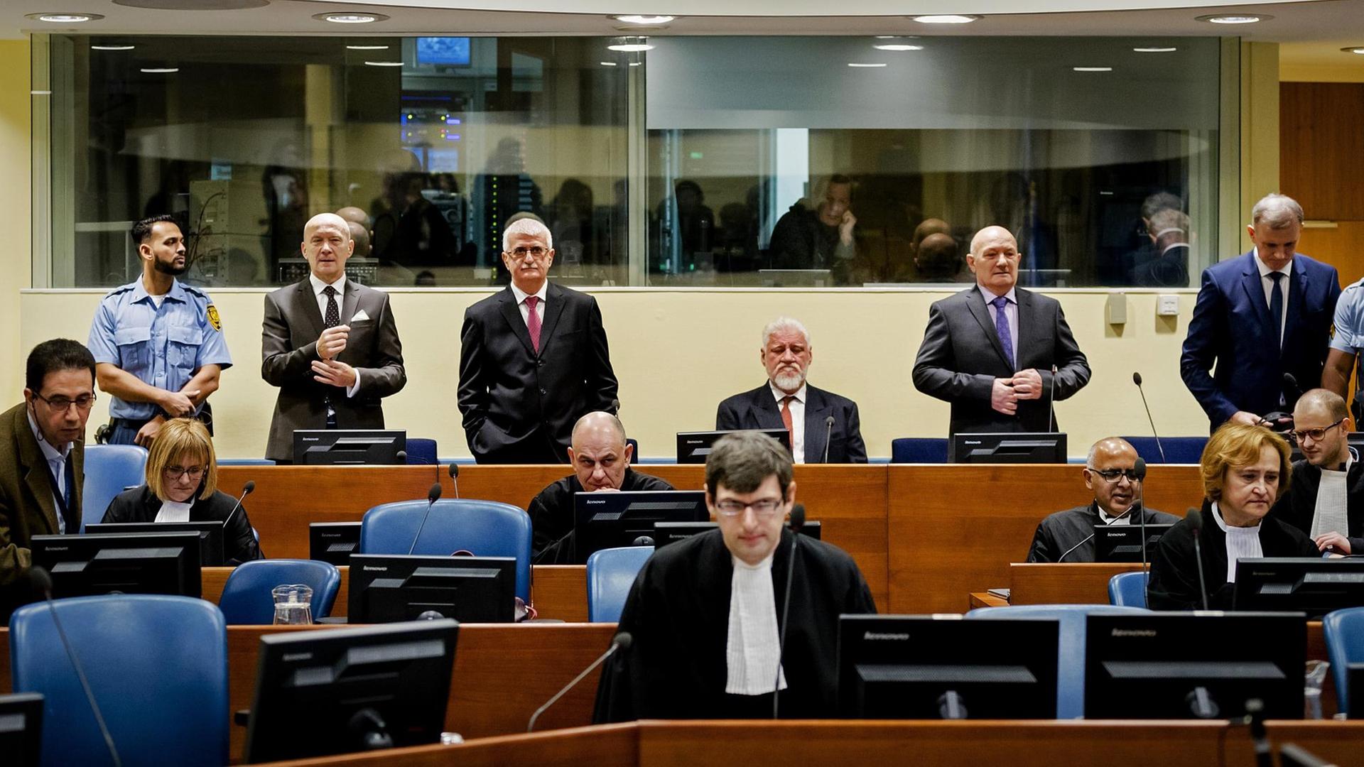 Die Angeklagten Jadranko Prlic, Bruno Stojic, Slobodan Praljak, Milivoj Petkovic und Valentin Coric kommen am 29.11.2017 in den Gerichtsaal des UNO-Kriegsverbrechertribunal zum früheren Jugoslawien in Den Haag.