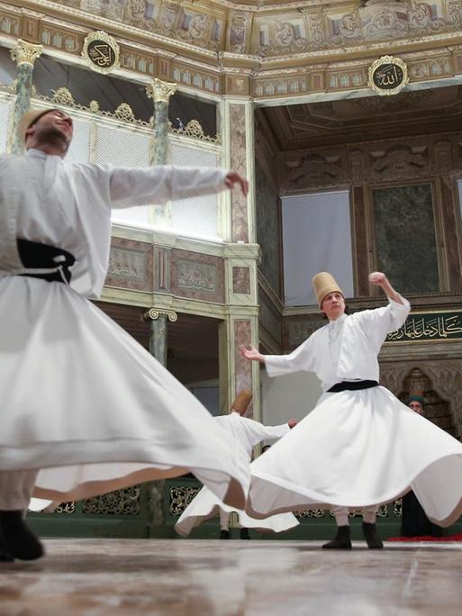 Wirbelnde Derwische treten während der "Seb-i Arus"-Zeremonie (Die Nacht der Vereinigung) in der Galata-Loge auf, die von Mevlevi-Derwischen anlässlich des 743. Todestages von Mevlana Jalaluddin al-Rumi in Istanbul genutzt wird.