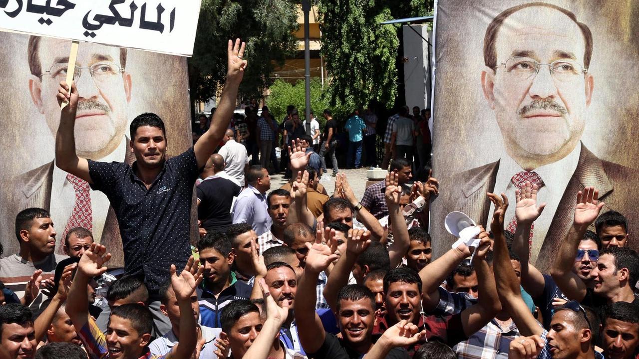 Unterstützer des irakischen Regierungschefs Nuri al-Maliki demonstrieren am Montag im Zentrum von Bagdad. Unterstützer des irakischen Regierungschefs Nuri al-Maliki demonstrieren am Montag im Zentrum von Bagdad.