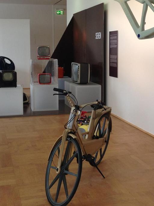 Das Bobbycar ist der Design-Klassiker aus Kunststoff, ausgestellt in der Ausstellung "Plastic Icons".