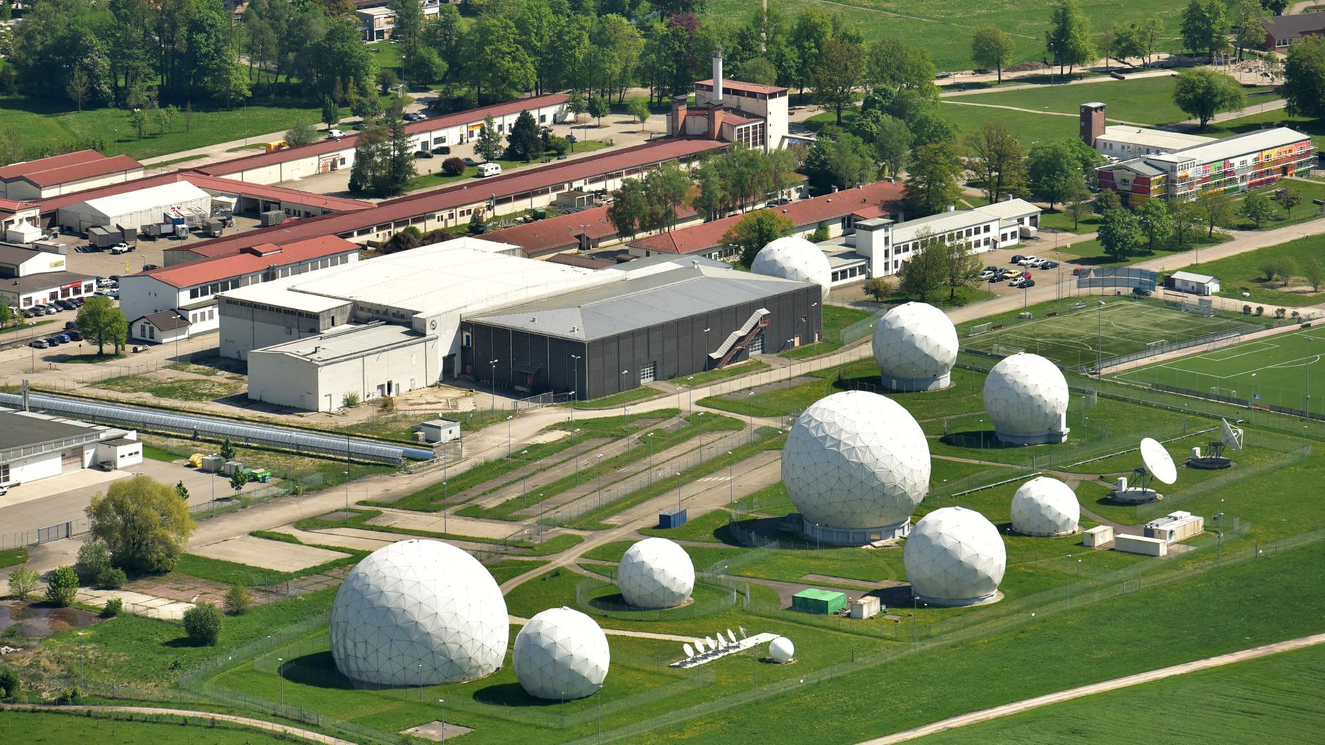 Radarkuppeln stehen auf dem Gelände der Abhörstation des Bundesnachrichtendienstes in Bad Aibling.