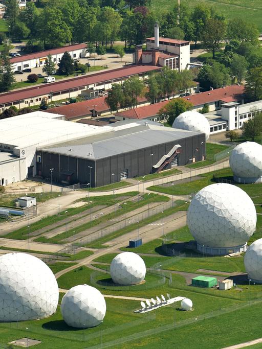 Radarkuppeln stehen auf dem Gelände der Abhörstation des Bundesnachrichtendienstes in Bad Aibling.