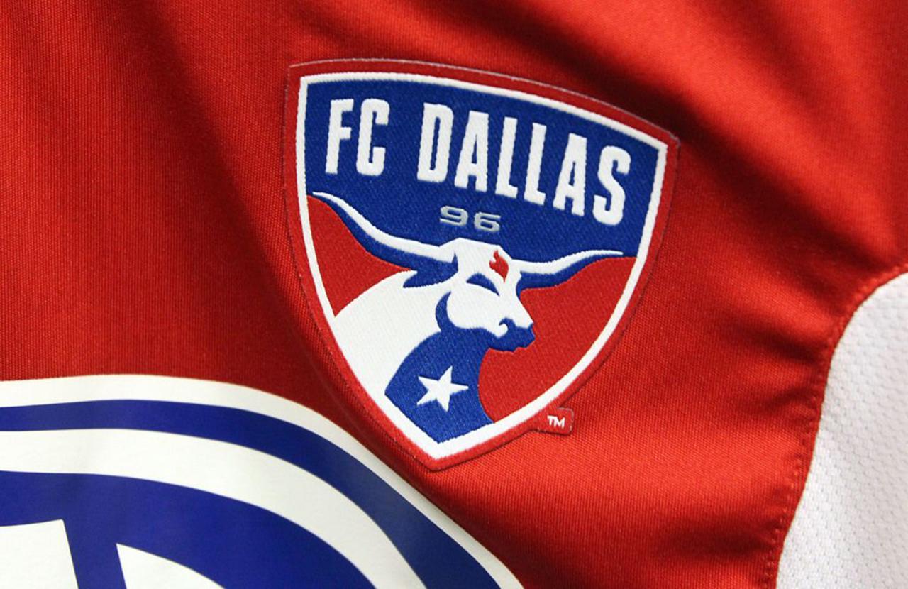 Das Logo der Mannschaft des FC Dallas ist auf einem Spieltrikot abgebildet.
