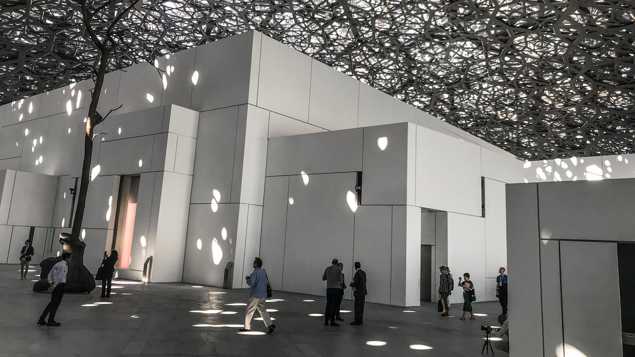 Der Louvre Abu Dhabi: Gebäude unter einer Art "Blätterdach"