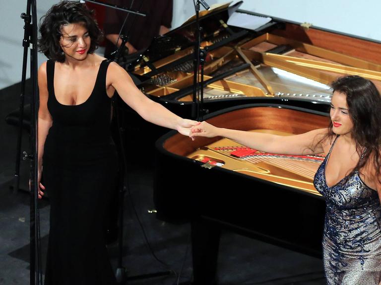 Die georgischen Pianistinnen Khatia (l.) und Gvantsa Buniatishvili nach ihrem Auftritt am Rheingau Musik-Festival auf Schloss Johannisberg in Geisenheim.