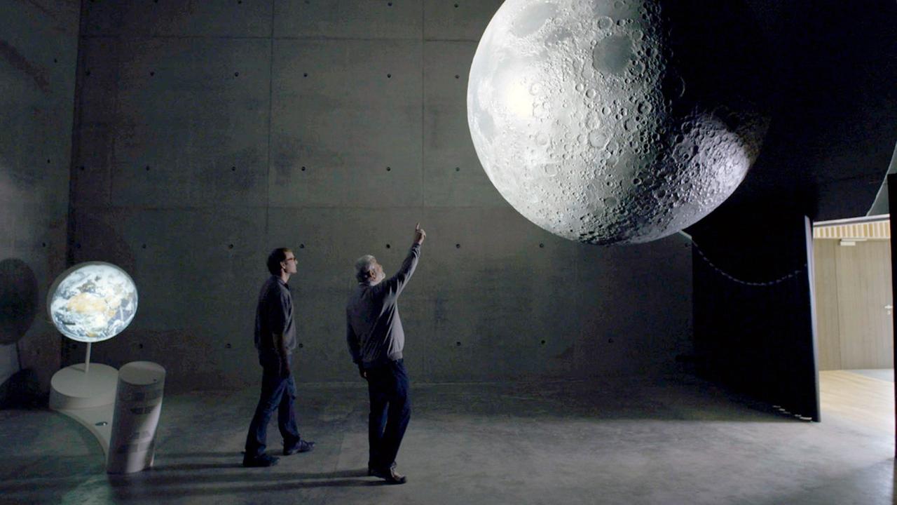 Zwei Mitarbeiter einer schwäbischen Tischlerei betrachten ihr 3,5 Meter großes Präzisionsmodell des Mondes.