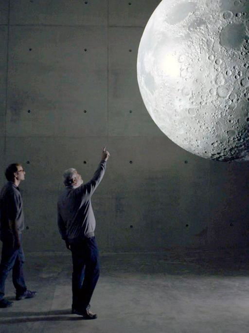 Zwei Mitarbeiter einer schwäbischen Tischlerei betrachten ihr 3,5 Meter großes Präzisionsmodell des Mondes.