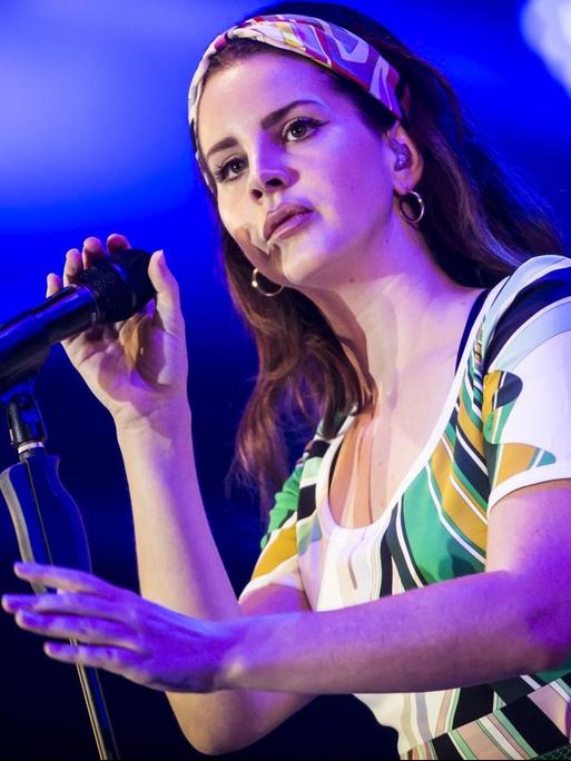 Lana Del Rey mit Mikrofon auf der Bühne.