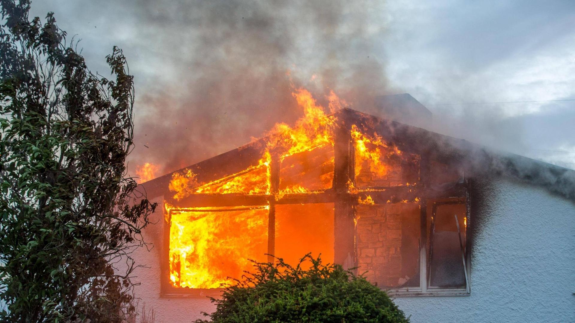 Wohnhaus steht in Brand: Flammen schlagen meterhoch aus den Fenstern