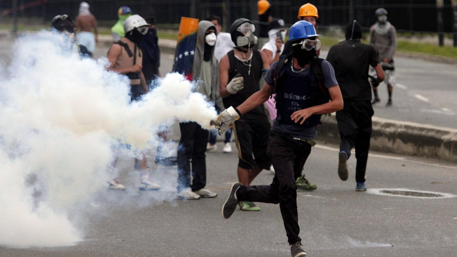 Demonstranten liefern sich in der venezolanischen Stadt Valencia gewalttätige Auseinandersetzungen mit der Polizei.