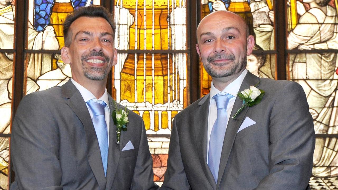 Das homosexuelle Paar Michael (r.) und Oliver Wielsch am 29.08.2014 nach seiner Eheschließung im Standesamt in Göttingen (Niedersachsen).