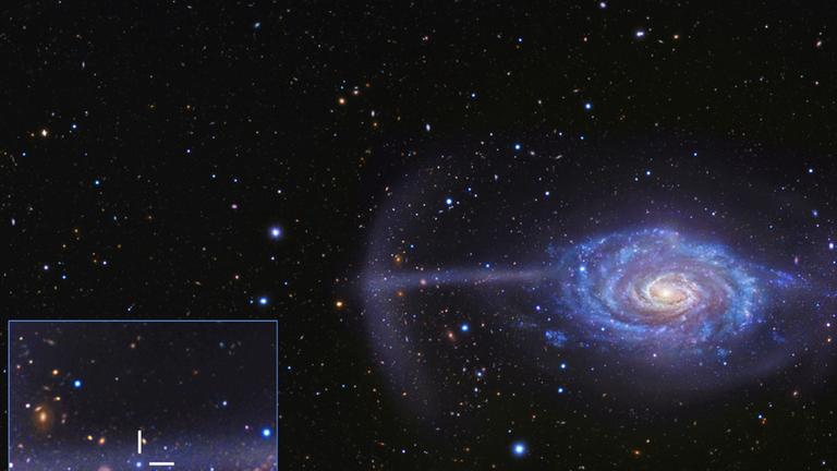 Die Schirm-Galaxie mit dem Kern der geschluckten Zwerggalaxie