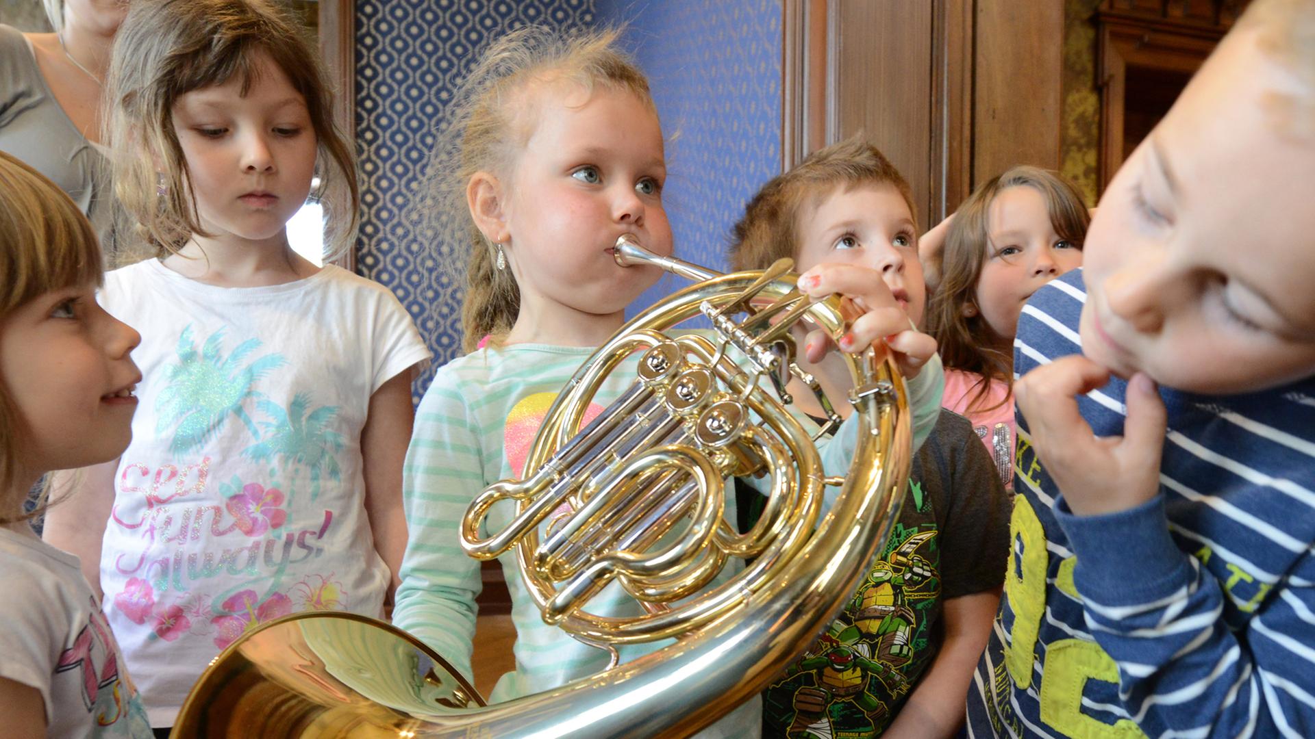 Kindergartenkinder aus Rheinau musizieren.