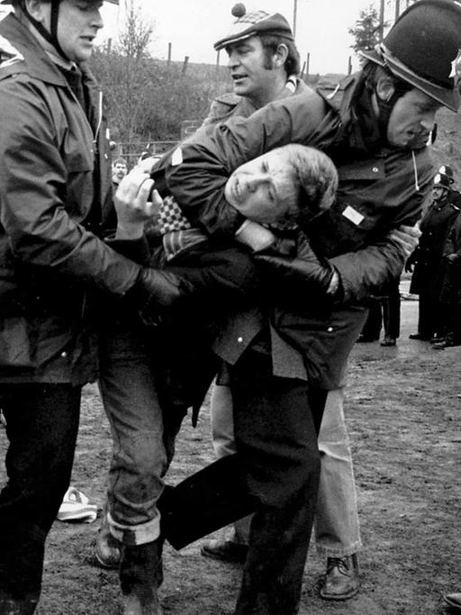 Britische Bobbys nehmen im März 1984 auf einem Feld einen Demonstranten in den Schwitzkasten
