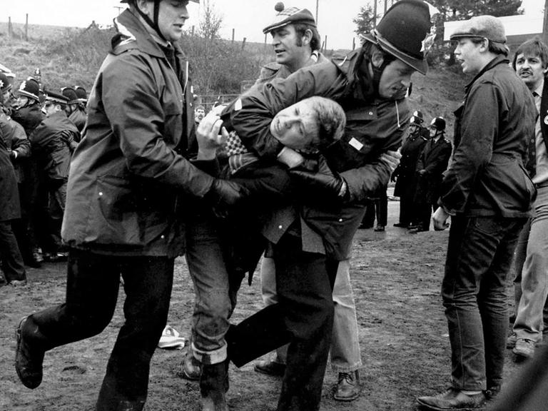Ein Demonstrant im März 1984 in Warwickshire wird von der Polizei festgenommen