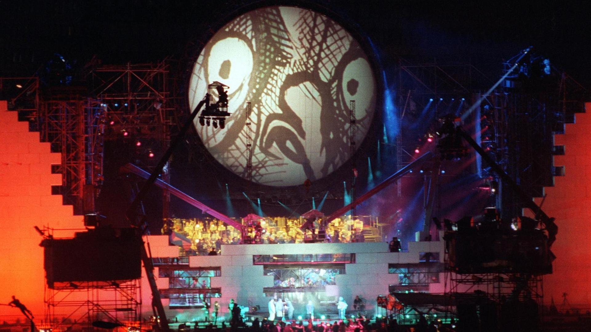 Der gigantische Bühnenaufbau zu "The Wall" 21.7.1990 auf dem Potsdamer Platz in Berlin
