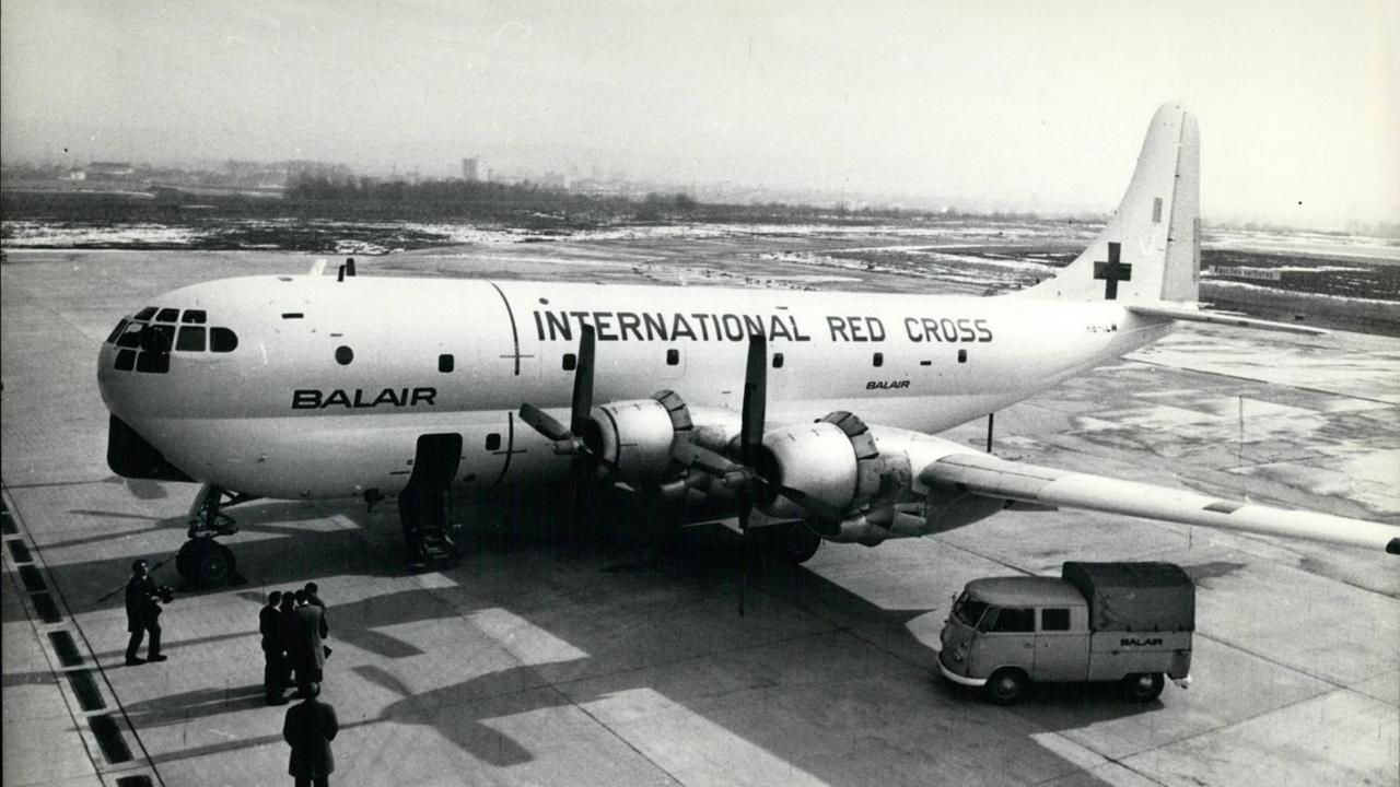 Ein Frachtflugzeug der Balair mit dem Aufdruck International Red Cross steht auf dem Flughafen.