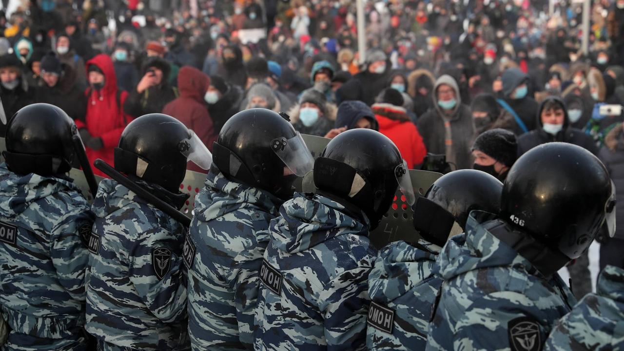 Polizei und Demonstranten, die die Nawalnys Freilassung fordern, stehen sich in Jekaterinburg gegenüber.