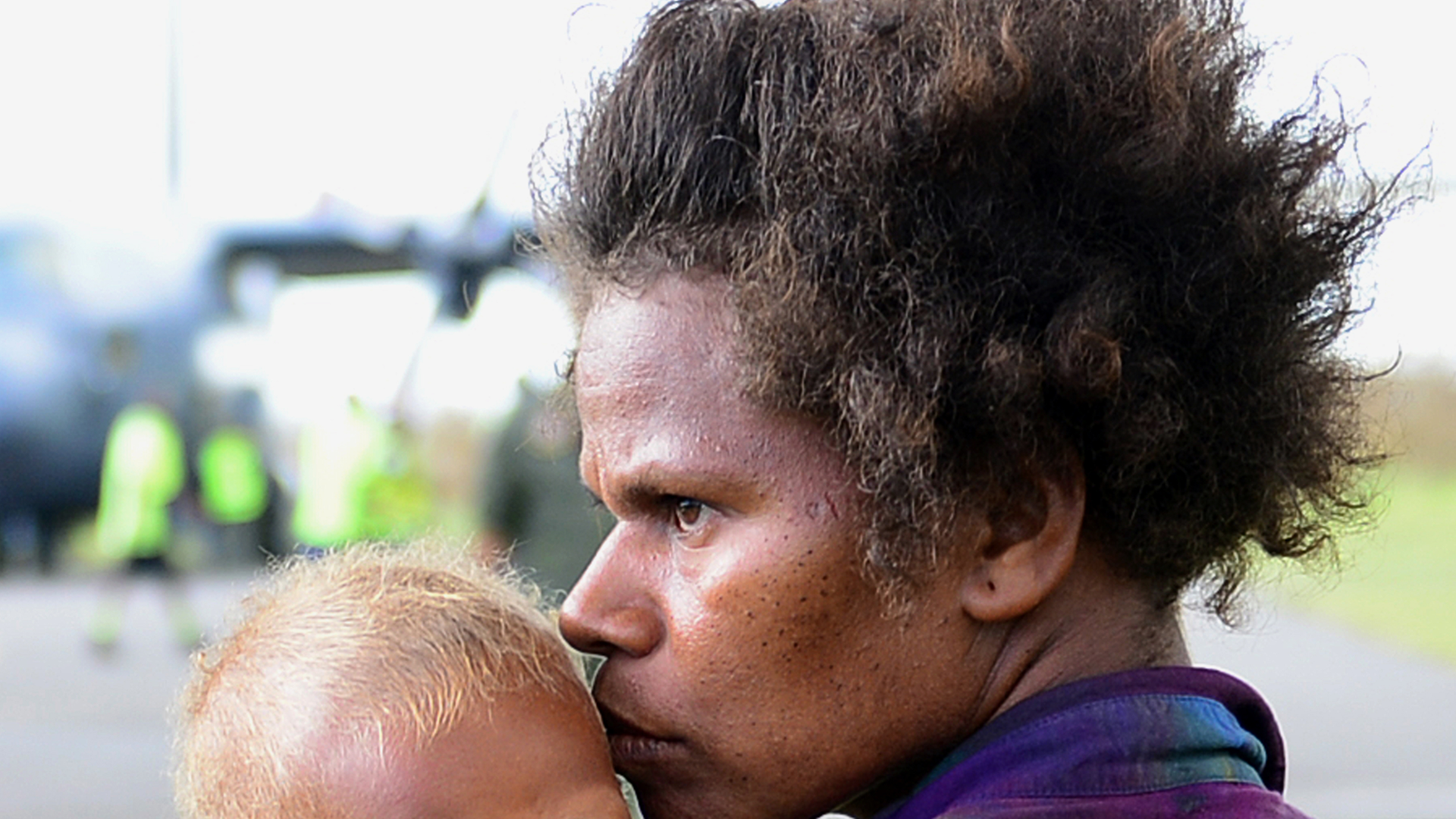 Nach dem Zyklon Pam: Eine Mutter hält ihr Kind auf dem Arm