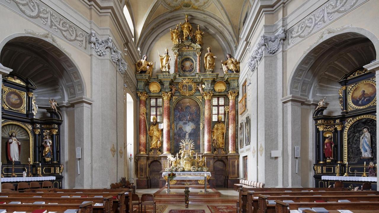 Blick auf den Hochaltar und Seitenaltäre der Pfarrkirche Lockenhaus im Burgenland, Österreich.