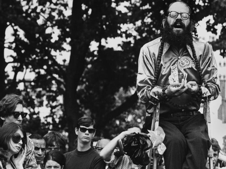 US-amerikanischer Schriftsteller und Lyriker ("Planet news"), einer der bedeutensten Autoren der "Beat-Generation", aufgenommen während einer öffentlichen Dichterlesung in London am 17. July 1967.