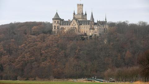 Niedersachsen, Pattensen: Das Schloss Marienburg ist von Wäldern umsäumt.