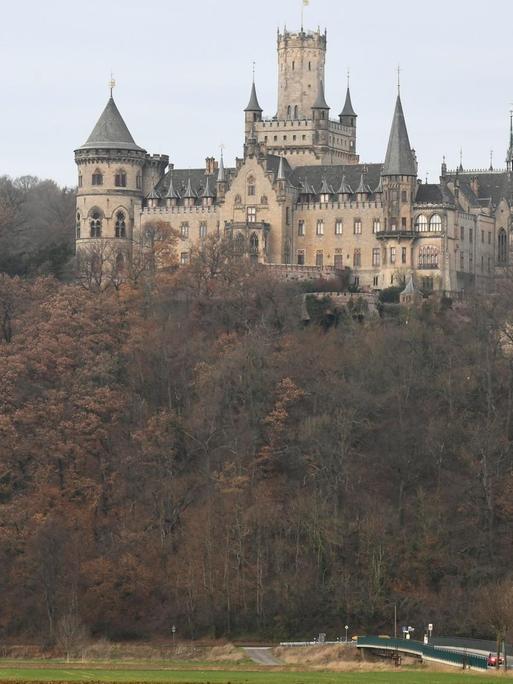 Niedersachsen, Pattensen: Das Schloss Marienburg ist von Wäldern umsäumt.