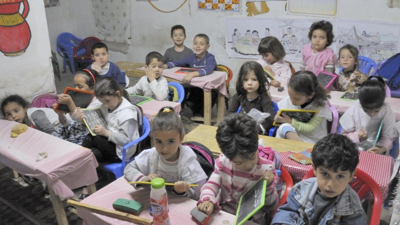 Schüler in einem Klassenzimmer einer Schule in in Fes, Marokko.
