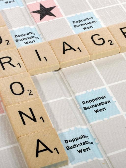 Buchstabenspiel "Scrabble": Buchstaben bilden die Worte "Corona" und "Triage" auf dem "Scrabble"-Spielbrett.