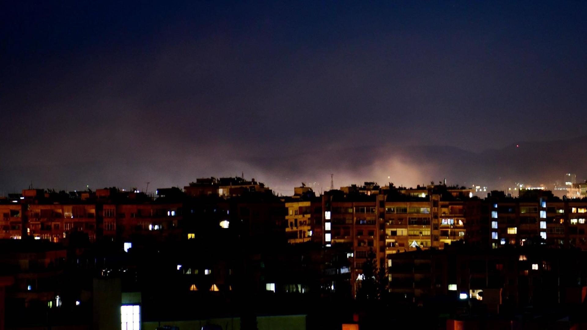 Rauch am Nachthimmel Himmel über Damaskus.