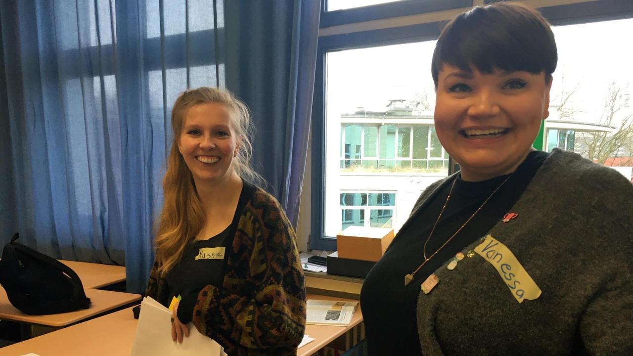 Vanessa und Meggie - zwei Zweitzeuginnen - in der Schulklasse