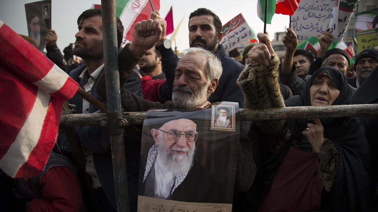 Anhänger von Ajatollah Ali Chamenei zeigen ein Bild des geistlichen Führers des Iran bei einer Demonstration am 25.11. 2019