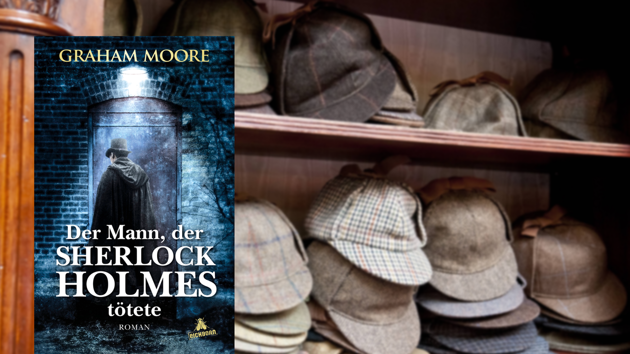 Im Vordergrund ist das Cover des Krimis "Der Mann, der Sherlock Holmes tötete"; im Hintergrund ist ein geöffneter Schrank zu erkennen, in dem Dutzenden karierte Mützen liegen.
