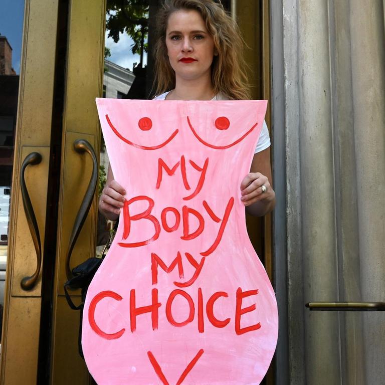 Eine Aktivistin hält bei einer Demonstration für legale Abtreibungen einen Karton in Form eines Frauenkörpers in die Höhe, auf dem steht "Mein Körper, meine Entscheidung". 