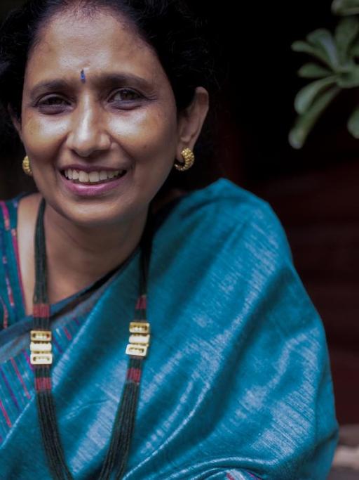Das Foto zeigt die indische Frauenrechtlerin und Aktivistin Prasanna Chennai, gekleidet in einen traditionellen Sari.