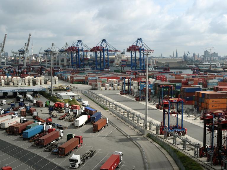 Reger Betrieb herrscht am Montag (15.08.2011) auf dem Container Terminal Tollerort der Hamburger Hafen und Logistik AG (HHLA) in Hamburg.
