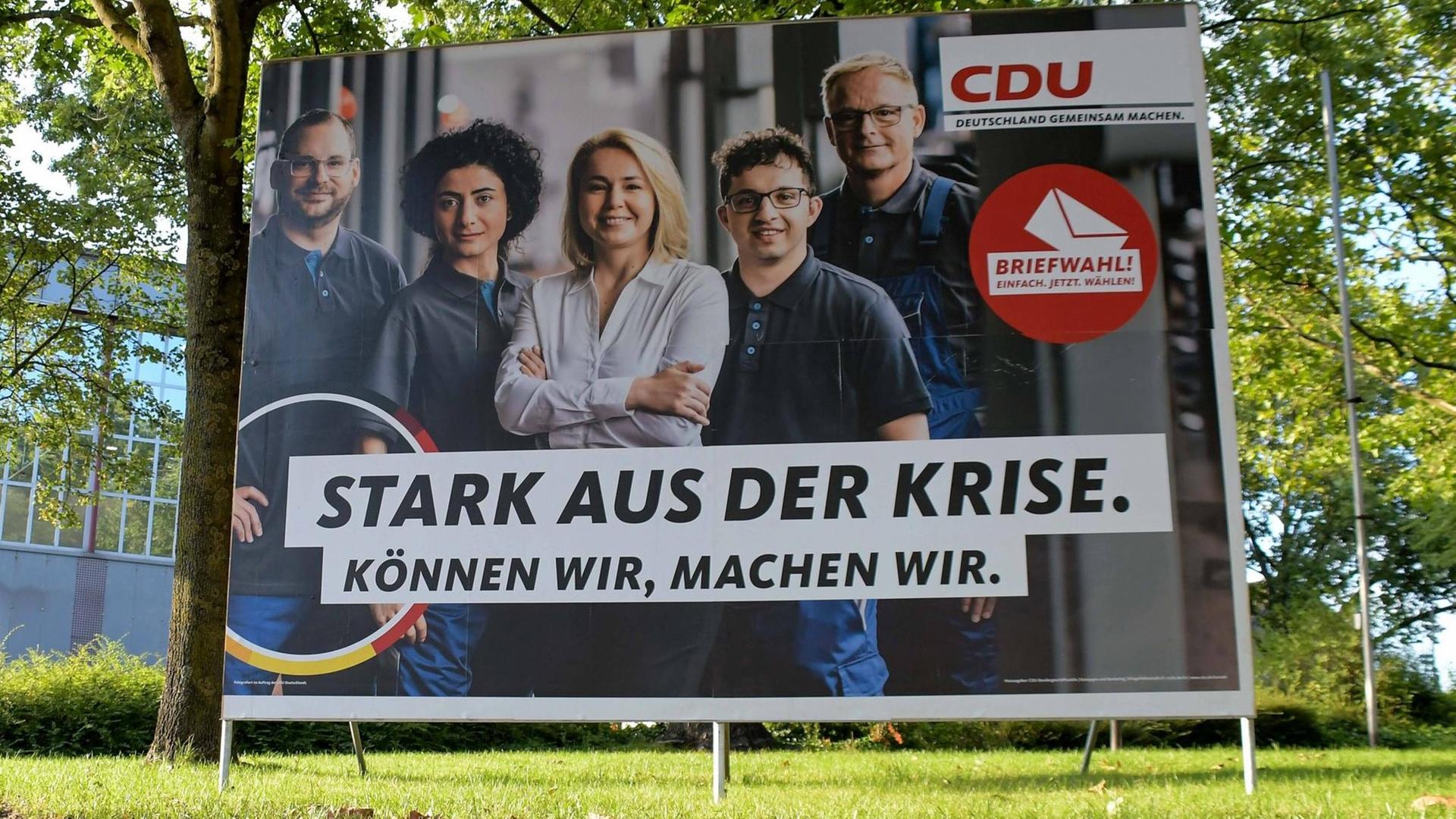 Wahlplakat der CDU, auf dem die Partei fordert, "stark aus der Krise" zu kommen.