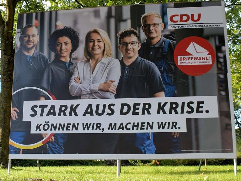 Wahlplakat der CDU, auf dem die Partei fordert, "stark aus der Krise" zu kommen.