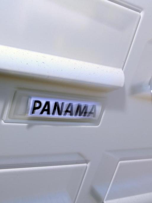 Der Schriftzug «Panama» ist am 04.04.2016 am Briefkasten eines Wohnhauses in Kaufbeuren (Bayern) befestigt.