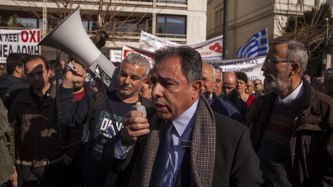 Der Bürgermeister von Lesbos und Bewohner der Ägäischen Inseln während einem Protest vor dem Innenministerium in Athen gegen die Errichtung von Auffanglagern für Flüchtlinge. Schriftzug "Nein zu Lagern". 13.02.2020 | Verwendung weltweit