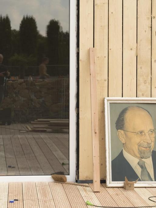 Ein Ulbricht-Porträt aus DDR-Zeiten lehnt an dem Neubau eines Cafés, aufgenomen im August 2015.