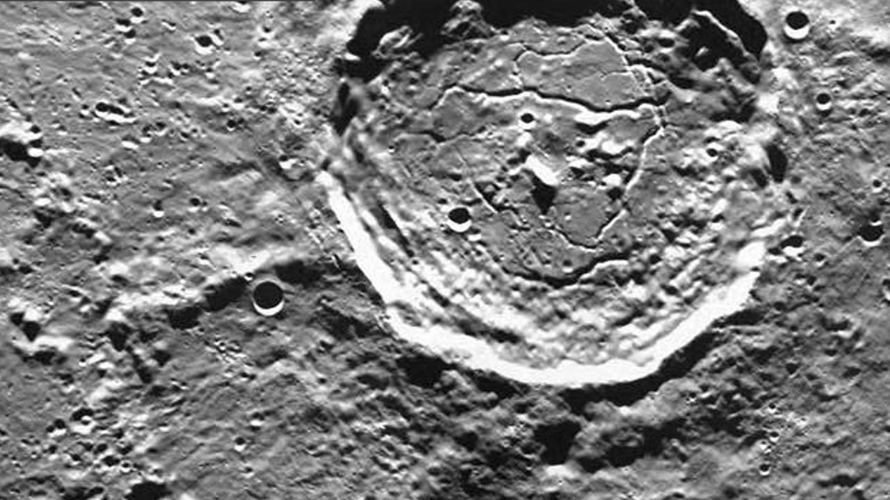 Die zerfurchte Mondlandschaft am Krater Atlas (rechts), der 90 Kilometer Durchmesser hat, aufgenommen von SMART-1 