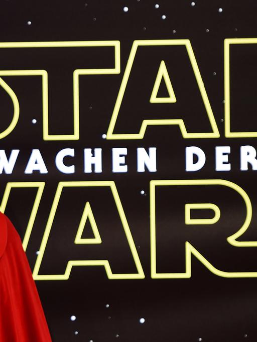 Ein verkleideter Fan posiert zur Star-Wars-Premiere in Berlin am roten Teppich.